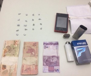 Pedras de crack, dinheiro e objetos encontrados com os suspeitos