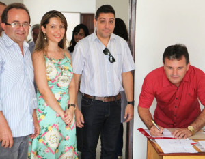 Prefeito Marival Santana durante assinatura 