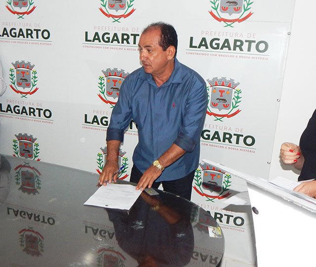 Lagarto Valmir Monteiro durante assinatura de ordem de serviço 