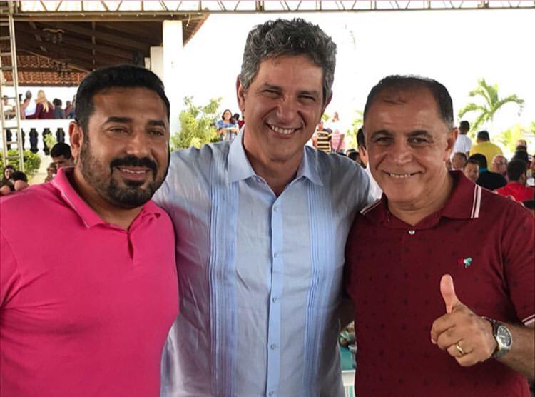Diego Cardoso ao lado de Rogério Carvalho e o prefeito de Maruim 