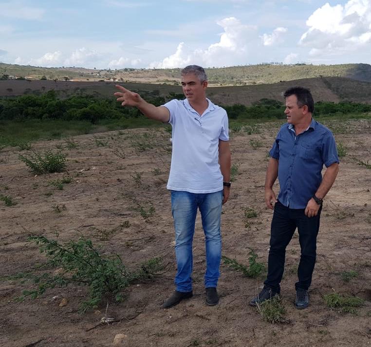 Empresário Epifânio Rocha visitou obra ao lado do seu aliado e prefeito de Simão Dias, Marival Santana