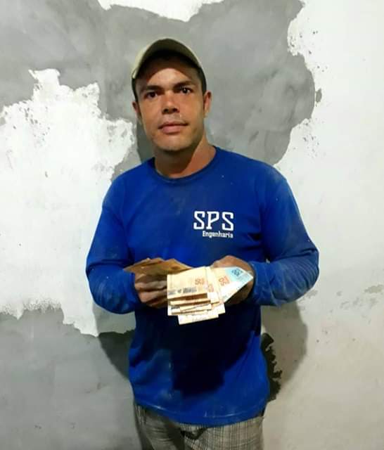 José Reis na ocasião em que devolveu o dinheiro encontrado (Foto: Redes Sociais) 