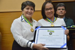 Deputada Maria Mendonça entrega a homenagem à deputada Diná Almeida