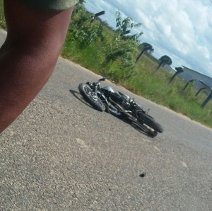 Motocicleta totalmente destruída