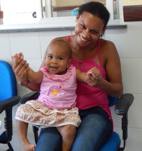 A pequena Flaviany nasceu malformação complexa nas mãos e nos pés