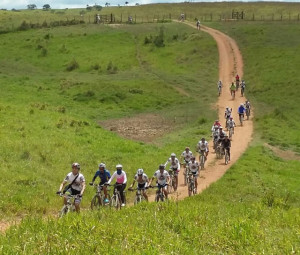 Ciclistas realizando trilha neste domingo (18)