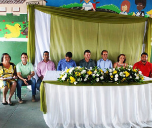 Mesa composta por autoridades municipais