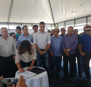 Deputada Goretti Reis durante a assinatura