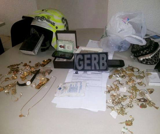 Parte das jóias roubadas foram recuperadas pela polícia (Foto: Amós Meneses/Arquivo Pessoal)