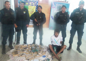 Polícia apresenta suspeito