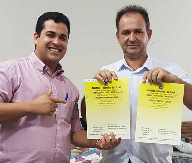 Gabriel durante entrega de escrituras a clientes