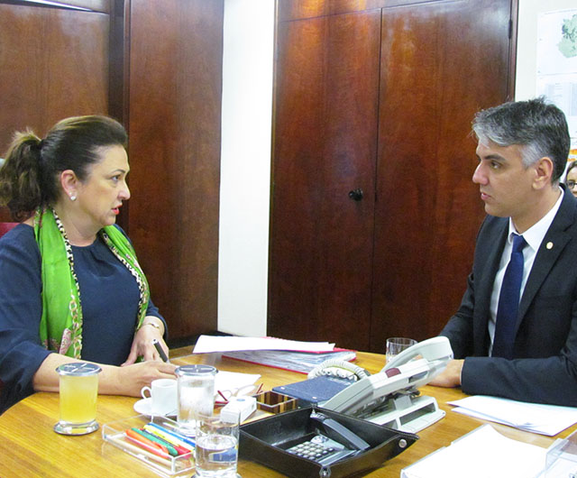 Deputado durante encontro com ministra