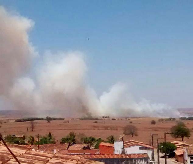 Moradores controlam fogo no município