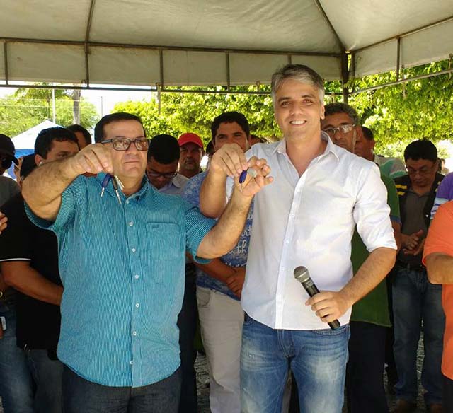 Deputado durante entrega de veículos