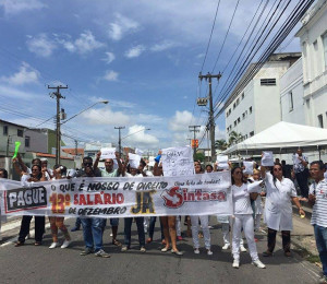 Manifestação em frente ao hospital