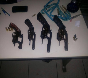 Armas apreendidas com os suspeitos