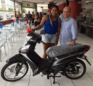 Empresário realiza entrega da motocicleta