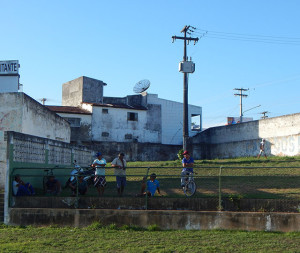 Poste pode diminuir a capacidade de uma das arquibancadas
