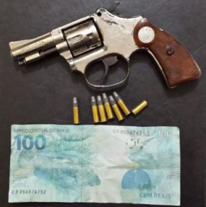 Dupla presa com nota falsa