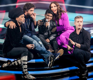 João Pedro recebe companhia dos técnicos no palco do The Voice Kids (Foto: Isabella Pinheiro/Gshow)