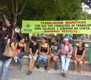 Servidores realizam ato em frente à prefeitura