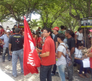 Servidores fazem ato em frente da prefeitura
