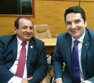 Os deputados Valmir Monteiro (PSC) e Gustinho Ribeiro (PSD) sentaram para conversar