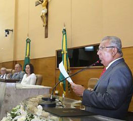 Governador durante leitura de mensagem (Fotos: César de Oliveira)