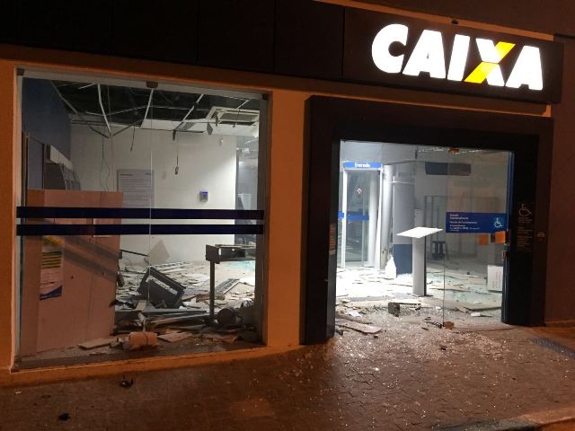 Bandidos explodem caixa eletrônico