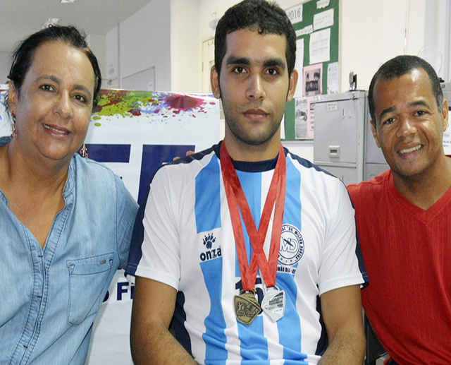 Dorinha Pires diretora do Def, Sérgio Barreto e o técnico Adilson Silva (Foto: SEED)