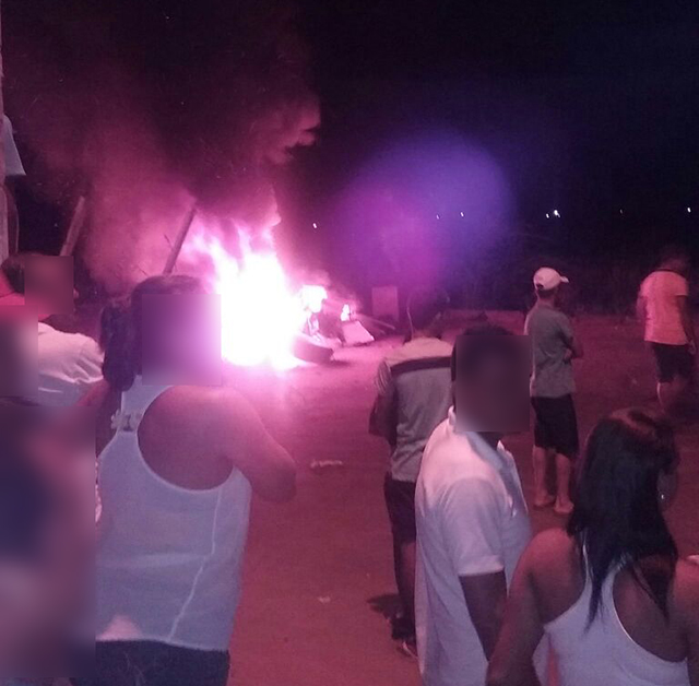 Pneus foram incendiados em sinal de protesto