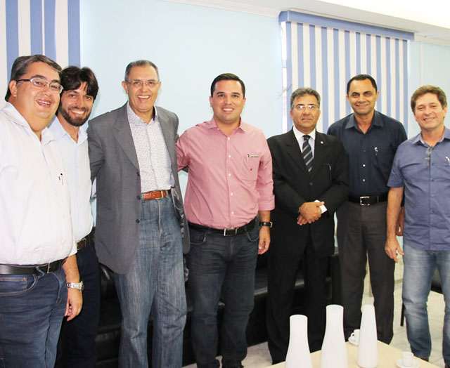 Diretores Paulo Sobral, Aristóteles Fernandes e João Fonseca, Secretário Esmeraldo, presidente Felizola e ex Mardoqueu e o superintendente da Codevasf Said Schoucair