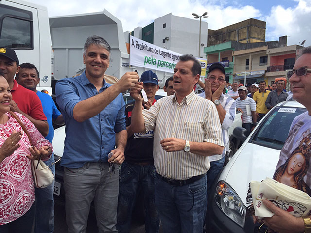 Entrega de caminhão e outros veículos para a prefeitura