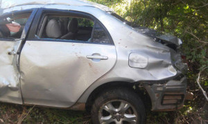 Após o capotamento, o carro ficou parcialmente destruído