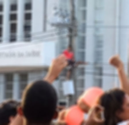 Homem ainda não identificado foi eletrocutado (Foto: Internautas)