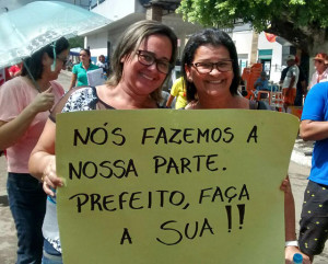 Professores protestaram contra o atraso dos salários