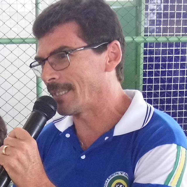 Professor de Educação Física da escola, Raimundo