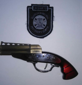 Simulacro da arma Garrucha (Foto: GML)