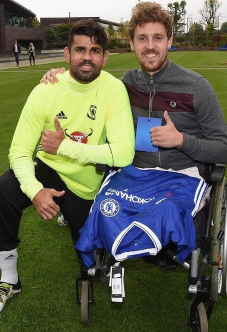 Diego Costa recebe, em treino do Chelsea, jogador que perdeu as duas pernas em um acidente