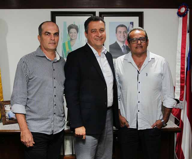 Prefeito eleito de Paripiranga, Justino Neto com o governador da Bahia, Rui Costa (ao centro)