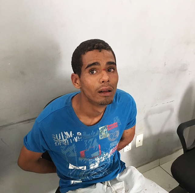 Homem preso no centro