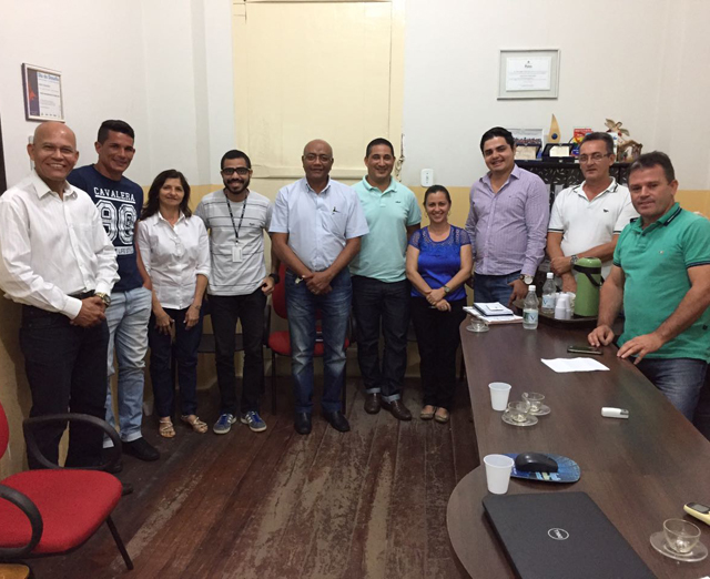 Prefeito e secretários durante encontro com a JUCESE