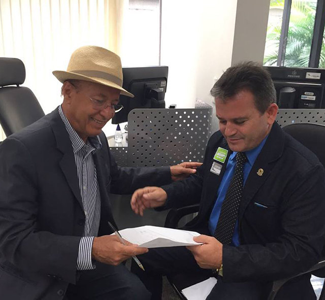 Prefeito Marival durante encontro com Valadares