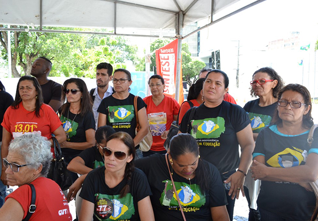 Professores aguardaram a decisão da justiça na frente do TJ/SE