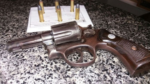 Arma e munições apreendidas
