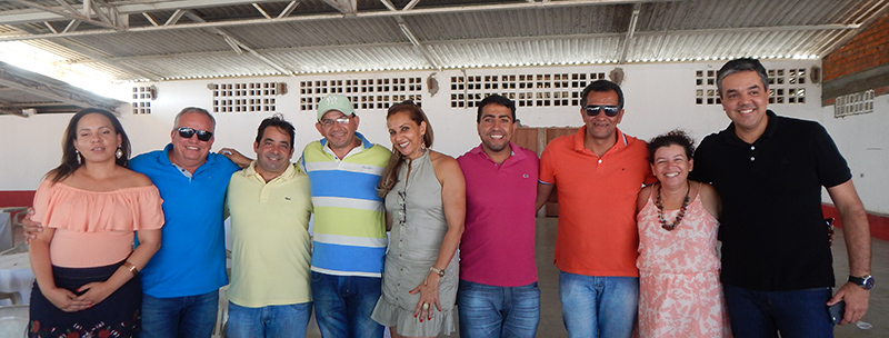 Prefeito (amarelo) ao lado de amigos e líderes políticos