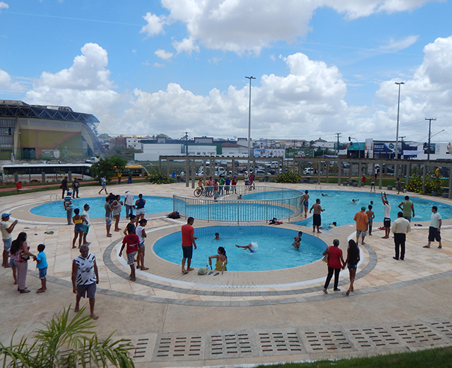 Durante a inauguração, populares mergulharam na piscina
