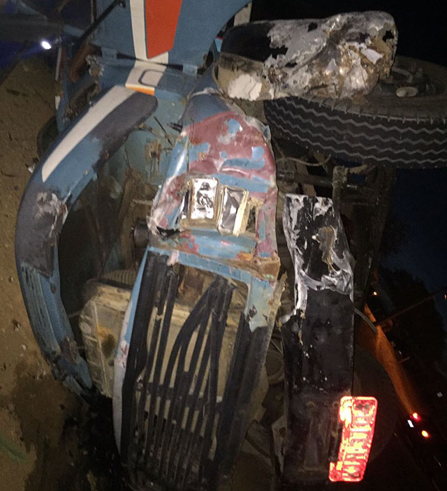 Veículo ficou parcialmente destruído