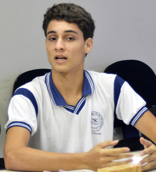 Estudante espondo os problemas na escola