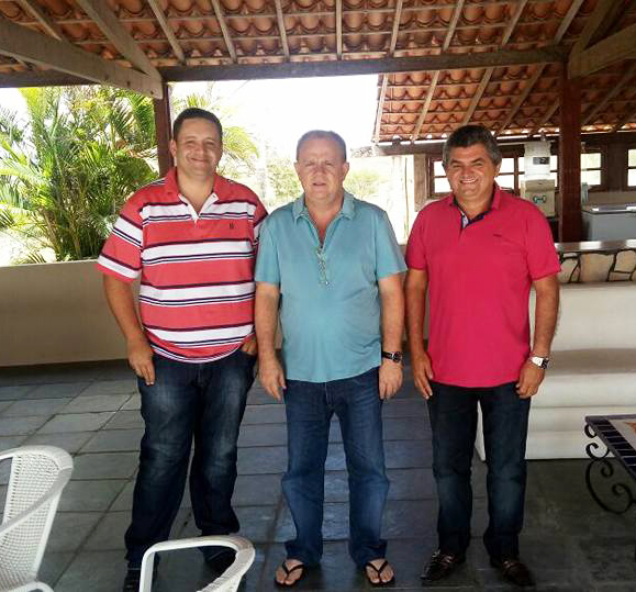 Líder comunitário Luiz Carlos, vice-governador Belivaldo (ao centro) e secretário Zé Caetano